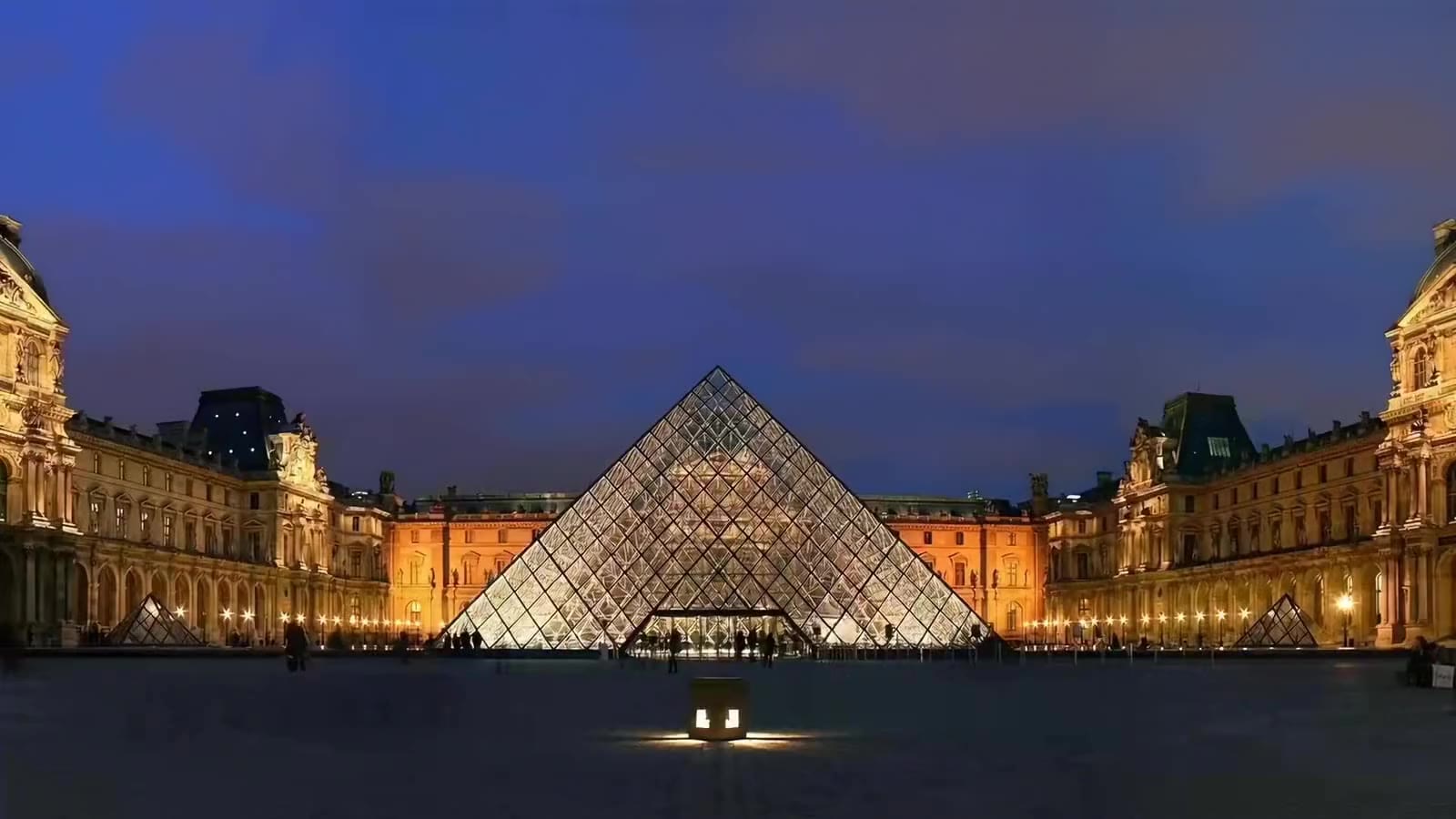 The building of Musée du Louvre